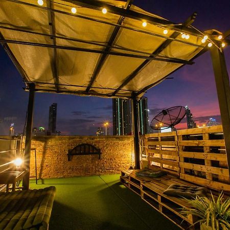 The Bridge Hostel Bangkok Exterior photo