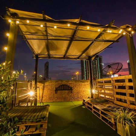 The Bridge Hostel Bangkok Exterior photo