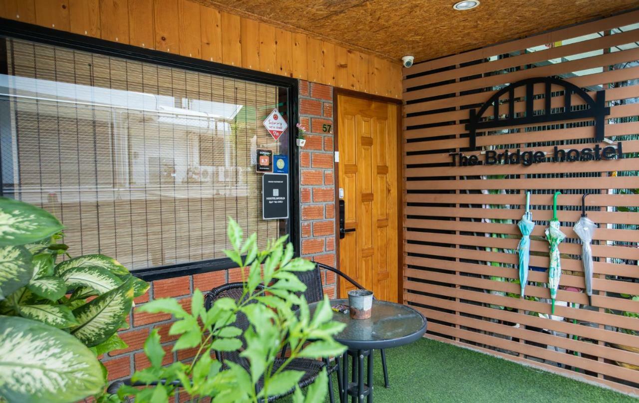 The Bridge Hostel Bangkok Exterior photo