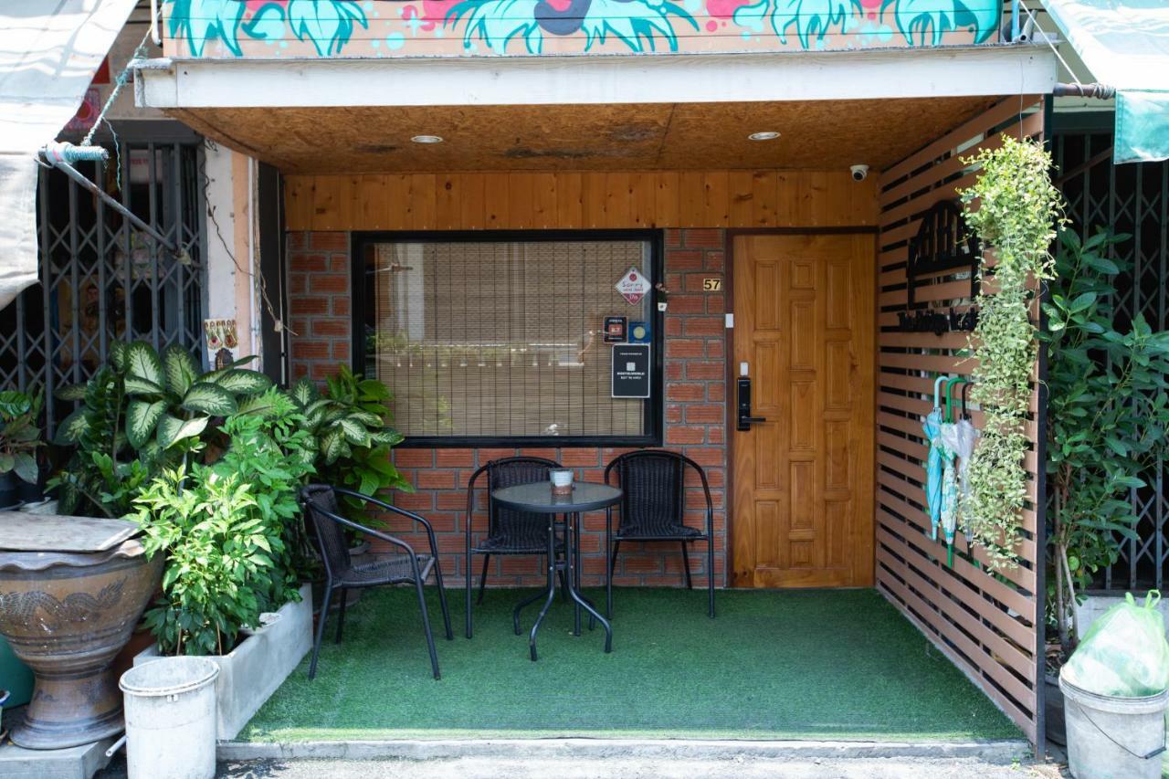The Bridge Hostel Bangkok Exterior photo