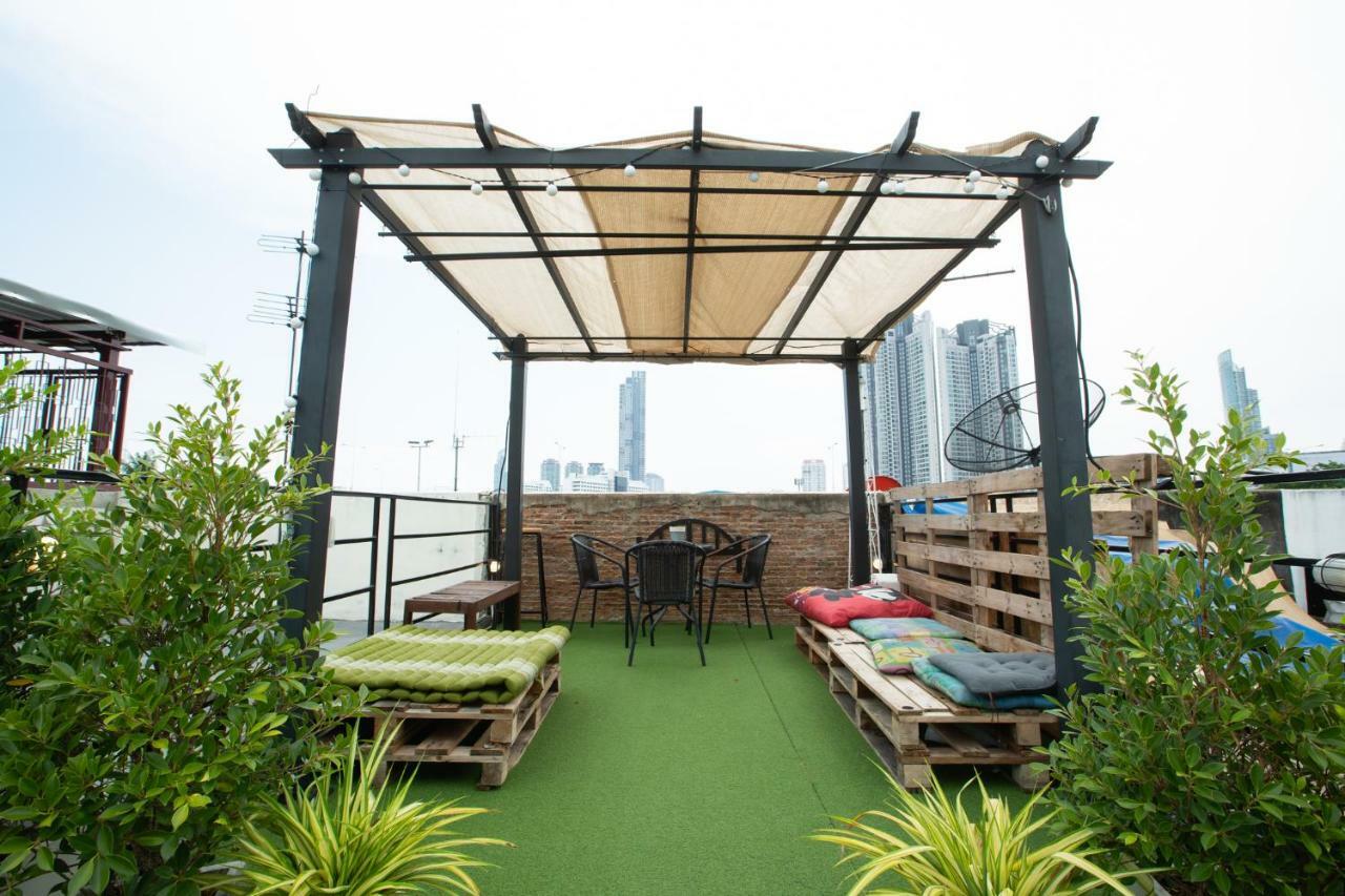 The Bridge Hostel Bangkok Exterior photo