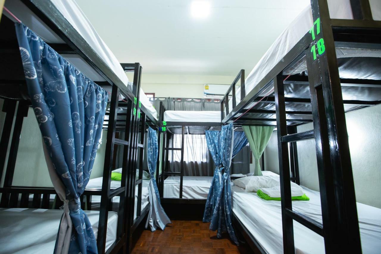 The Bridge Hostel Bangkok Exterior photo