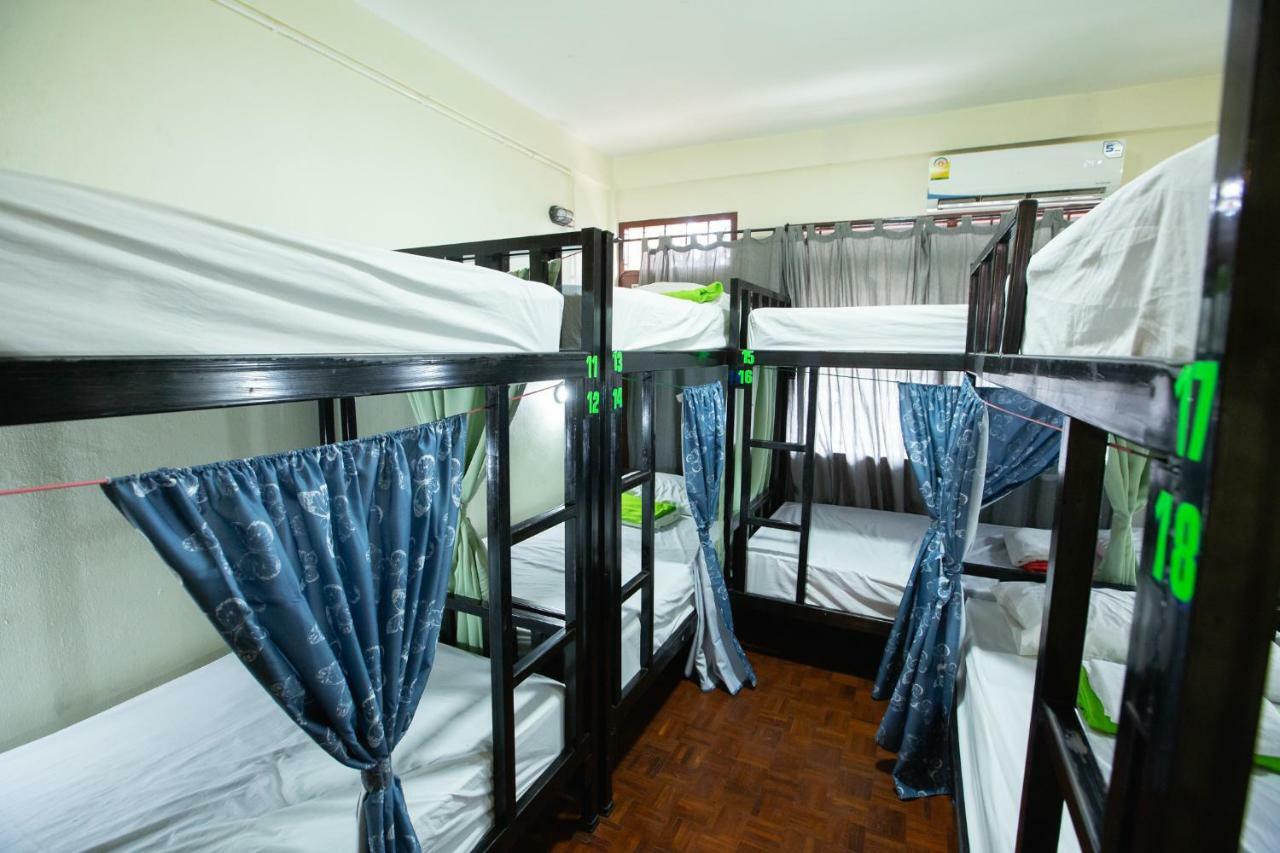 The Bridge Hostel Bangkok Exterior photo