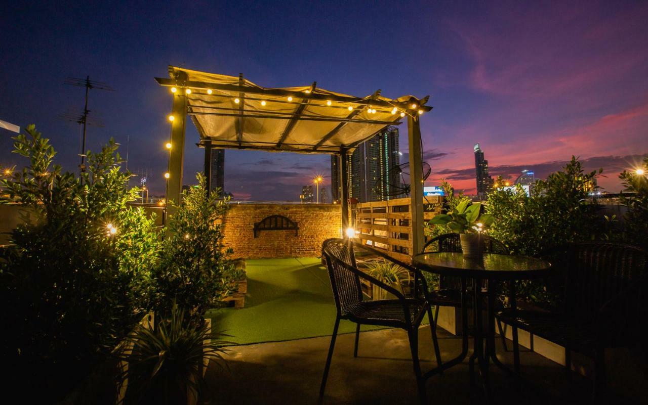 The Bridge Hostel Bangkok Exterior photo