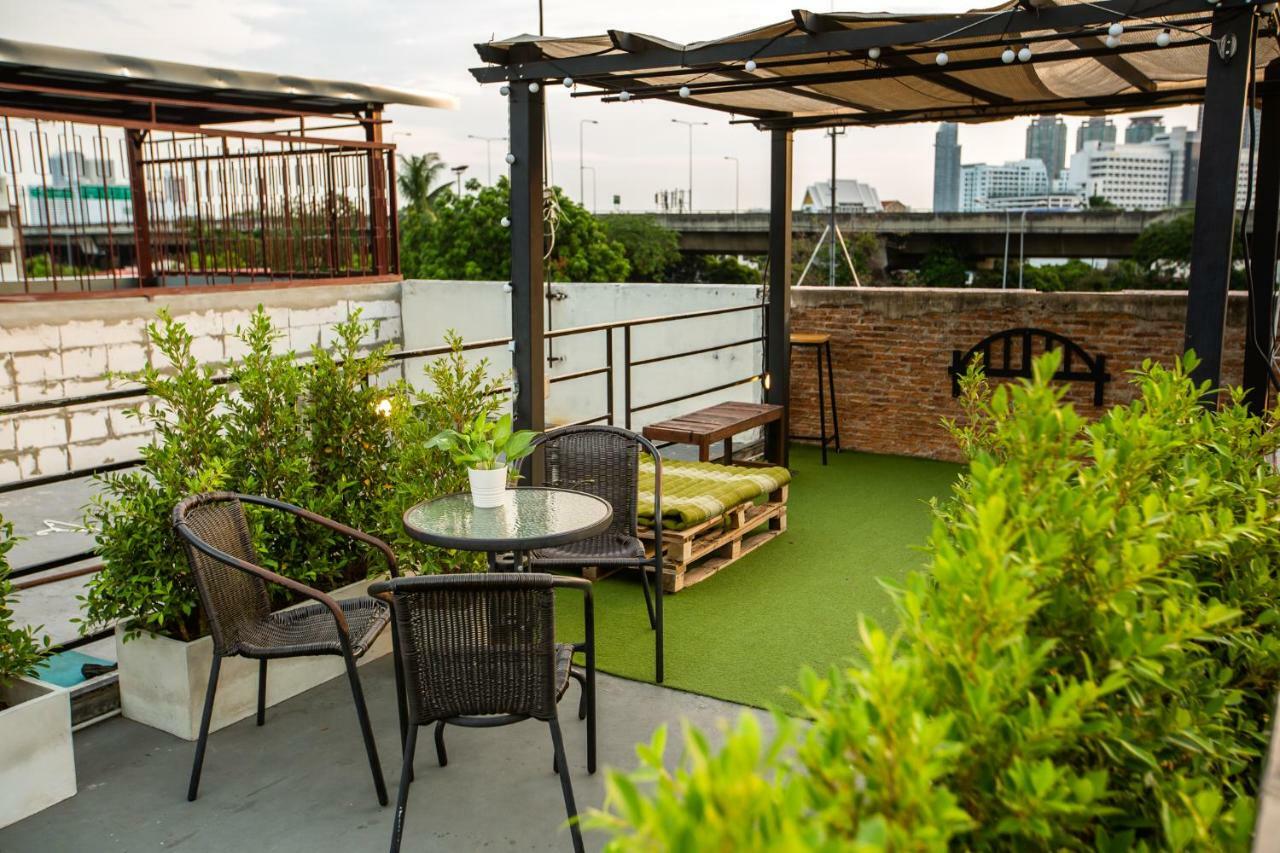 The Bridge Hostel Bangkok Exterior photo