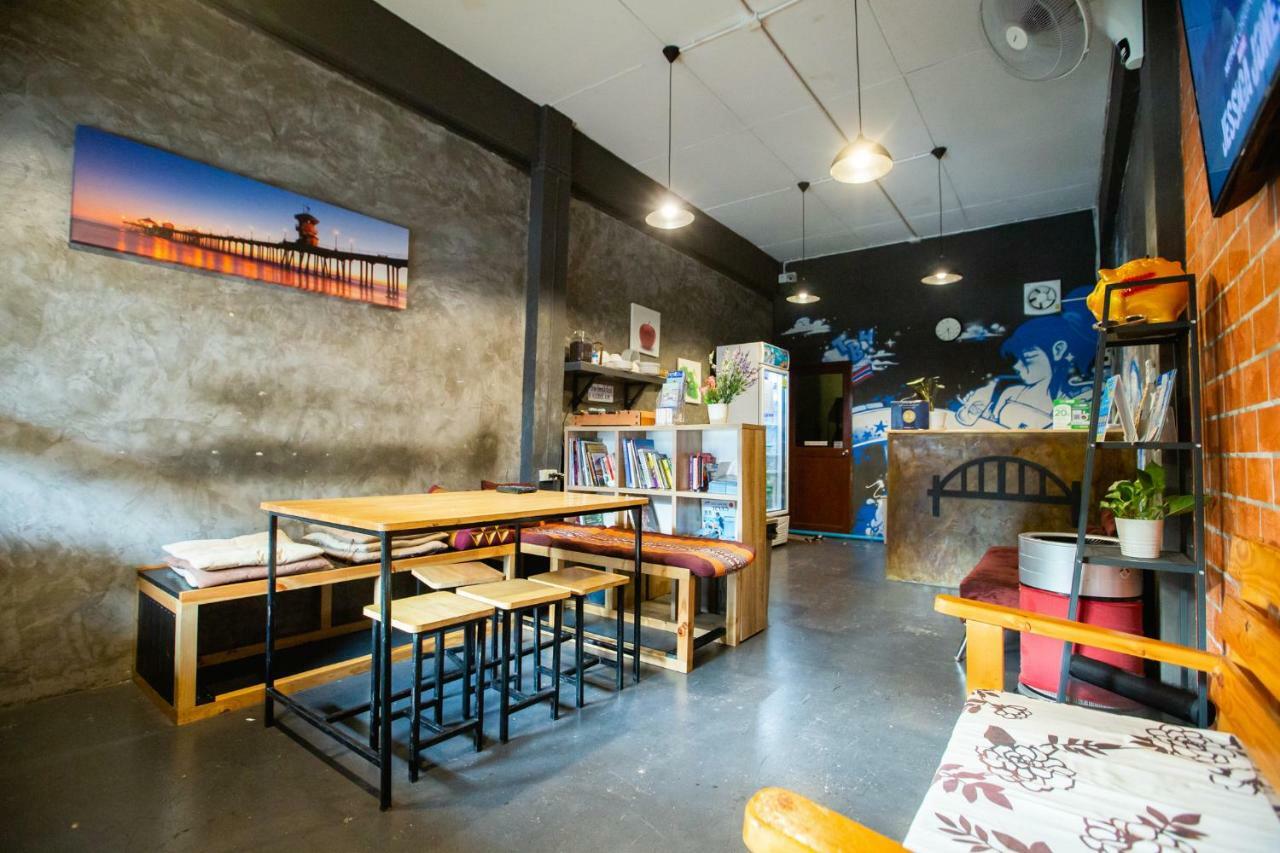 The Bridge Hostel Bangkok Exterior photo